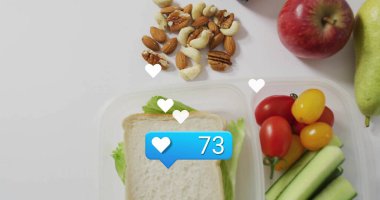 Sosyal medya, fındıklı, sandviçli ve meyveli sağlıklı öğle yemeği yerine görüntüyü tercih ediyor. sağlıklı beslenme, sağIık, beslenme, dengeli beslenme, ilişki, çevrimiçi etkileşim