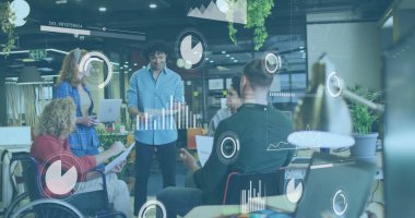 Çalışmayı tartışan engelli ve çeşitli meslektaşların veri işleme ve diyagramlarının resmi. Küresel güvenlik, teknoloji ve dijital arayüz kavramı dijital olarak oluşturulmuş görüntü.