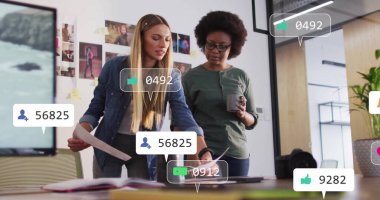 Medya simgeleri, çeşitli kadın meslektaşların ofiste çalışmalarını tartışırken görülüyor. Küresel iş, takım çalışması ve dijital arayüz kavramı dijital olarak oluşturulmuş görüntü.