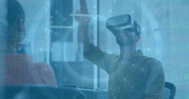 Ofisteki iki ırklı iş adamının mali veri işleme görüntüsü. Küresel finans, iş, bağlantılar, hesaplama ve veri işleme kavramı dijital olarak oluşturuldu.