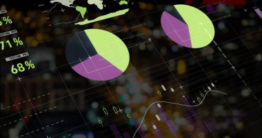 Şehir ışıkları üzerinde istatistik ve veri işleme görüntüsü. Küresel finans, iş, bağlantılar, hesaplama ve veri işleme kavramı dijital olarak oluşturuldu.
