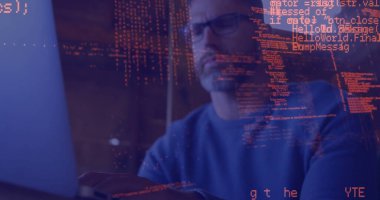 Laptop kullanan beyaz bir adamın veri işleme görüntüsü. Teknoloji ve dijital arayüz kavramı dijital olarak oluşturuldu.