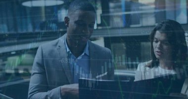 Ofisteki çeşitli iş adamlarıyla ilgili finansal veri işleme resmi. Küresel finans, iş, bağlantılar, hesaplama ve veri işleme kavramı dijital olarak oluşturuldu.