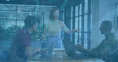 Ofisteki çeşitli iş adamlarıyla ilgili finansal veri işleme resmi. Küresel finans, iş, bağlantılar, hesaplama ve veri işleme kavramı dijital olarak oluşturuldu.