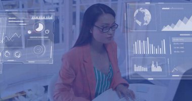 Ofisteki bilgisayarı kullanan melez bir iş kadınının mali veri işleme görüntüsü. Küresel iş, finans ve dijital arayüz kavramı dijital olarak oluşturulmuş görüntü.