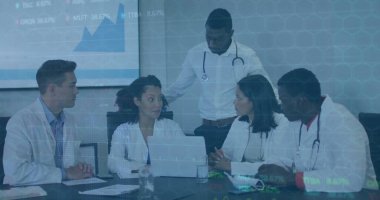 Toplantıdaki çeşitli doktorların finansal veri işleme görüntüsü. Küresel tıp, işletme, bağlantılar, hesaplama ve veri işleme kavramı dijital olarak oluşturulmuş görüntü.