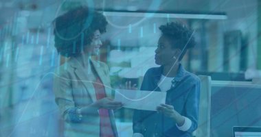 Ofisteki çeşitli iş adamlarıyla ilgili finansal veri işleme resmi. Küresel finans, iş, bağlantılar, hesaplama ve veri işleme kavramı dijital olarak oluşturuldu.