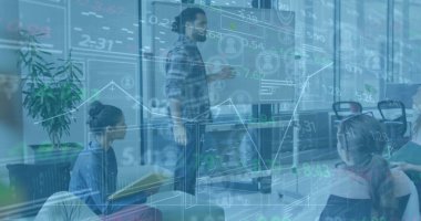 Ofisteki çeşitli iş adamlarıyla ilgili finansal veri işleme resmi. Küresel finans, iş, bağlantılar, hesaplama ve veri işleme kavramı dijital olarak oluşturuldu.