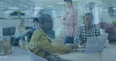 Ofisteki çeşitli iş adamlarıyla ilgili finansal veri işleme resmi. Küresel finans, iş, bağlantılar, hesaplama ve veri işleme kavramı dijital olarak oluşturuldu.