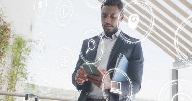 Akıllı telefon kullanan Afro-Amerikan iş adamının medya simgeleri. Küresel iş ve dijital arayüz kavramı dijital olarak oluşturulmuş görüntü.