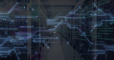 Bilgisayar sunucuları üzerinde devre kartı ve dijital veri işleme resmi. Dijital olarak oluşturulmuş küresel bağlantılar, hesaplama ve veri işleme kavramı.