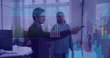 Ofisteki çeşitli iş adamlarıyla ilgili finansal veri işleme resmi. Küresel finans, iş, bağlantılar, hesaplama ve veri işleme kavramı dijital olarak oluşturuldu.