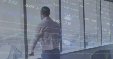 Afro-Amerikan işadamının ofisindeki finansal veri işleme resmi. Küresel finans, iş, bağlantılar, hesaplama ve veri işleme kavramı dijital olarak oluşturuldu.