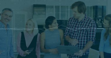 Ofisteki çeşitli iş adamlarıyla ilgili finansal veri işleme resmi. Küresel finans, iş, bağlantılar, hesaplama ve veri işleme kavramı dijital olarak oluşturuldu.