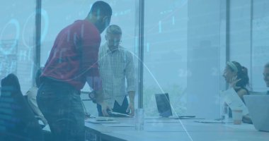 Ofisteki çeşitli iş adamlarıyla ilgili finansal veri işleme resmi. Küresel finans, iş, bağlantılar, hesaplama ve veri işleme kavramı dijital olarak oluşturuldu.