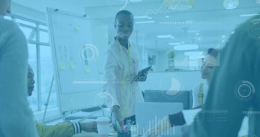 Ofisteki çeşitli iş adamlarıyla ilgili finansal veri işleme resmi. Küresel finans, iş, bağlantılar, hesaplama ve veri işleme kavramı dijital olarak oluşturuldu.