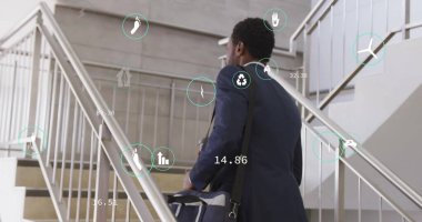 Ofiste yürüyen melez iş adamının ekoloji ikonları ve veri işleme görüntüsü. Teknoloji, iş ve dijital arayüz kavramı dijital olarak oluşturulmuş görüntü.