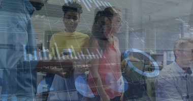 Çeşitli meslekdaşların iş tartışmalarına ilişkin veri işleme ve diyagramlarının resmi. Küresel iş, takım çalışması ve dijital arayüz kavramı dijital olarak oluşturulmuş görüntü.