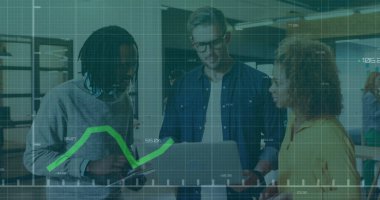 Ofisteki çeşitli iş adamlarıyla ilgili finansal veri işleme resmi. Küresel finans, iş, bağlantılar, hesaplama ve veri işleme kavramı dijital olarak oluşturuldu.