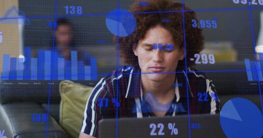 Ofisteki iki ırklı iş adamının mali veri işleme görüntüsü. Küresel finans, iş, bağlantılar, hesaplama ve veri işleme kavramı dijital olarak oluşturuldu.