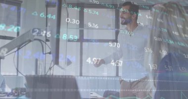 Ofisteki çeşitli iş adamlarıyla ilgili finansal veri işleme resmi. Küresel finans, iş, bağlantılar, hesaplama ve veri işleme kavramı dijital olarak oluşturuldu.