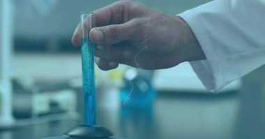 Kafkas bilim adamının elinde deney tüpü tutan ışık izleri. Teknoloji, bilim ve dijital arayüz kavramı dijital olarak oluşturulmuş görüntü.