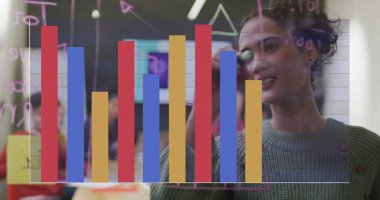 Muhtelif meslektaşların ofiste toplanmasıyla ilgili finansal veri işleme resmi. Küresel iş, finans ve dijital arayüz kavramı dijital olarak oluşturulmuş görüntü.