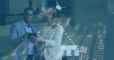 Ofiste iş tartışması yapan çeşitli meslektaşların mali veri işleme görüntüsü. Küresel iş, finans, hesaplama ve dijital arayüz kavramı dijital olarak oluşturuldu.