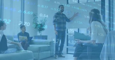 Muhtelif meslektaşların ofiste toplanmasıyla ilgili finansal veri işleme resmi. Küresel iş, finans, hesaplama ve dijital arayüz kavramı dijital olarak oluşturuldu.