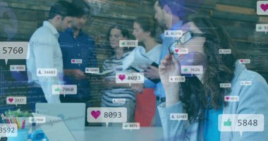 Sosyal medya tebligatlarının görüntüsü. Kafkasyalı meslektaşlar gündelik ofiste tartışıyorlar. Veri, sosyal ağ, dijital arayüz, iş ve iletişim, dijital olarak oluşturulmuş görüntü.