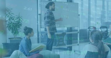 Ofisteki çeşitli iş adamlarıyla ilgili finansal veri işleme resmi. Küresel finans, iş, bağlantılar, hesaplama ve veri işleme kavramı dijital olarak oluşturuldu.