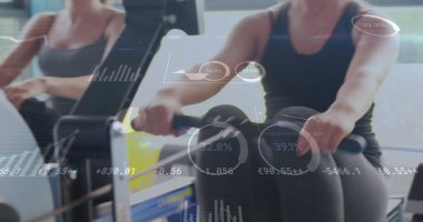 Beyaz kadın egzersizinde veri işleme ve diyagramların görüntüsü. Spor ve dijital arayüz kavramı dijital olarak oluşturulmuş görüntü.
