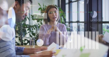 Ofiste iş tartışması yapan çeşitli meslektaşların mali veri işleme görüntüsü. Küresel iş, finans, hesaplama ve dijital arayüz kavramı dijital olarak oluşturuldu.