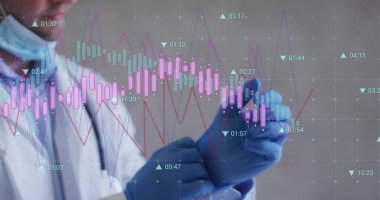 Tıbbi eldiven giyen çift ırklı erkek doktorun veri işleme görüntüsü. Tıp ve dijital arayüz kavramı dijital olarak oluşturuldu.