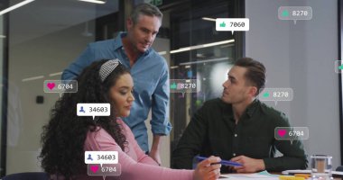 Farklı meslekdaşların iş görüşmesi üzerine medya simgeleri. Küresel iş, takım çalışması ve dijital arayüz kavramı dijital olarak oluşturulmuş görüntü.