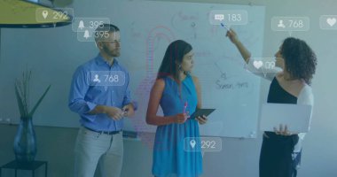 Gündelik ofiste çeşitli meslekdaşların tartışıldığı sosyal medya tebligatları. Veri, sosyal ağ, dijital arayüz, iş ve iletişim, dijital olarak oluşturulmuş görüntü.