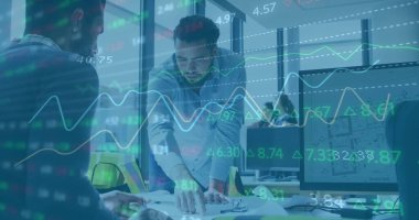 Ofisteki çeşitli iş adamlarıyla ilgili finansal veri işleme resmi. Küresel finans, iş, bağlantılar, hesaplama ve veri işleme kavramı dijital olarak oluşturuldu.