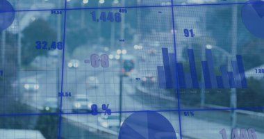 Şehir manzarası üzerindeki veri işleme ve diyagramlarının resmi. İş, teknoloji ve dijital arayüz kavramı dijital olarak oluşturuldu.