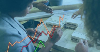 Ofisteki çeşitli iş adamlarıyla ilgili finansal veri işleme resmi. Küresel finans, iş, bağlantılar, hesaplama ve veri işleme kavramı dijital olarak oluşturuldu.