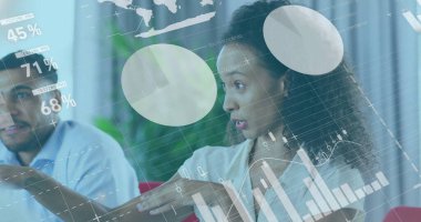 Veri işleme ve çeşitli meslektaşların ofiste konuştuğu diyagramların görüntüsü. Küresel iş ve dijital arayüz kavramı dijital olarak oluşturulmuş görüntü.