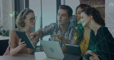 Ofiste tablet kullanan Kafkas meslektaşlarının medya simgeleri. Küresel iş ve dijital arayüz kavramı dijital olarak oluşturulmuş görüntü.