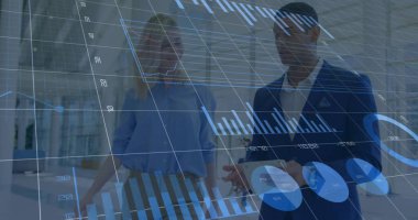 Ofisteki çeşitli iş adamlarıyla ilgili finansal veri işleme resmi. Küresel finans, iş, bağlantılar, hesaplama ve veri işleme kavramı dijital olarak oluşturuldu.