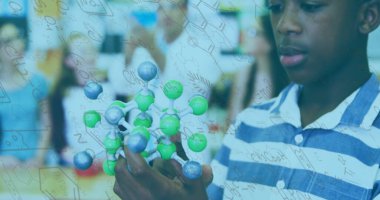 Moleküler modeli elinde tutan, matematik denklemleri üzerinde bilim okuyan bir çocuk. eğitim, kimya, fizik, öğrenme, öğrenci, deney