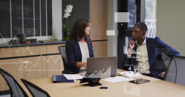 Ofiste iş tartışması yapan çeşitli meslektaşların mali veri işleme görüntüsü. Küresel iş, finans, hesaplama ve dijital arayüz kavramı dijital olarak oluşturuldu.