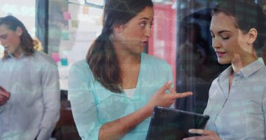 Kafkasyalı iş adamlarının iş yerinde iş görüşmeleri. Küresel iş ve dijital arayüz kavramı dijital olarak oluşturulmuş görüntü.