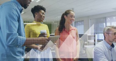 Veri işleme görüntüsü ve çeşitli meslektaşların ofiste çalışmaları tartışması üzerine diyagramlar. Küresel iş ve dijital arayüz kavramı dijital olarak oluşturulmuş görüntü.