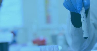 Laboratuvarda deneyler yapan çeşitli bilim adamlarının veri işleme görüntüsü. Teknoloji, bilim ve dijital arayüz kavramı dijital olarak oluşturulmuş görüntü.