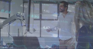 Ofisteki çeşitli iş adamlarıyla ilgili finansal veri işleme resmi. Küresel finans, iş, bağlantılar, hesaplama ve veri işleme kavramı dijital olarak oluşturuldu.