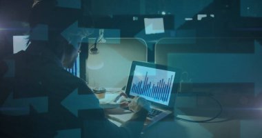 Dizüstü bilgisayardaki mali verileri, geç saatlere kadar çalışan kişiyi, görüntü örtüsünü analiz ediyorum. İş, finans, analiz, bilgisayar, teknoloji, gece