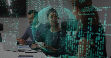 Ofisteki çeşitli iş adamları üzerinde küresel ve finansal veri işleme görüntüsü. Küresel finans, iş, bağlantılar, hesaplama ve veri işleme kavramı dijital olarak oluşturuldu.